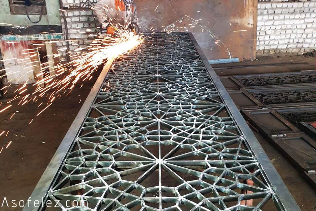 انواع طرح‌های هندسی گره چینی فلزی درب مسجدی آسوفلز asofelez.com