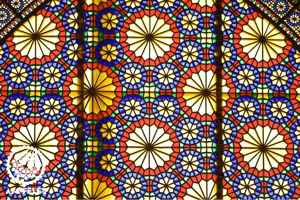 ارسی (ارسی) یک نوع پنجره سنتی با شیشه‌های رنگی است که در بسیاری از سبک‌های معماری ایرانی دوره اسلامی یافت می‌شود. این پنجره‌ها معمولاً با الگوهای هندسی پیچیده مشخص می‌شوند که اغلب به‌صورت عمودی باز می‌شوند. در معماری سنتی ایرانی، ارسی نه‌تنها برای تأمین نور و تهویه، بلکه برای ایجاد حس زیبایی و ظرافت استفاده می‌شد. الگوهای گره چینی فلزی و بازی نور و رنگ از شیشه‌های رنگی باعث ایجاد فضایی آرام و دلنشین در داخل بنا می‌شود. ساخت ارسی با گره‌های فلزی (پنجره ایرانی) همه چیز مورد گره چینی فلزی + 0 تا 100 صنایع فلزی asofelez.com