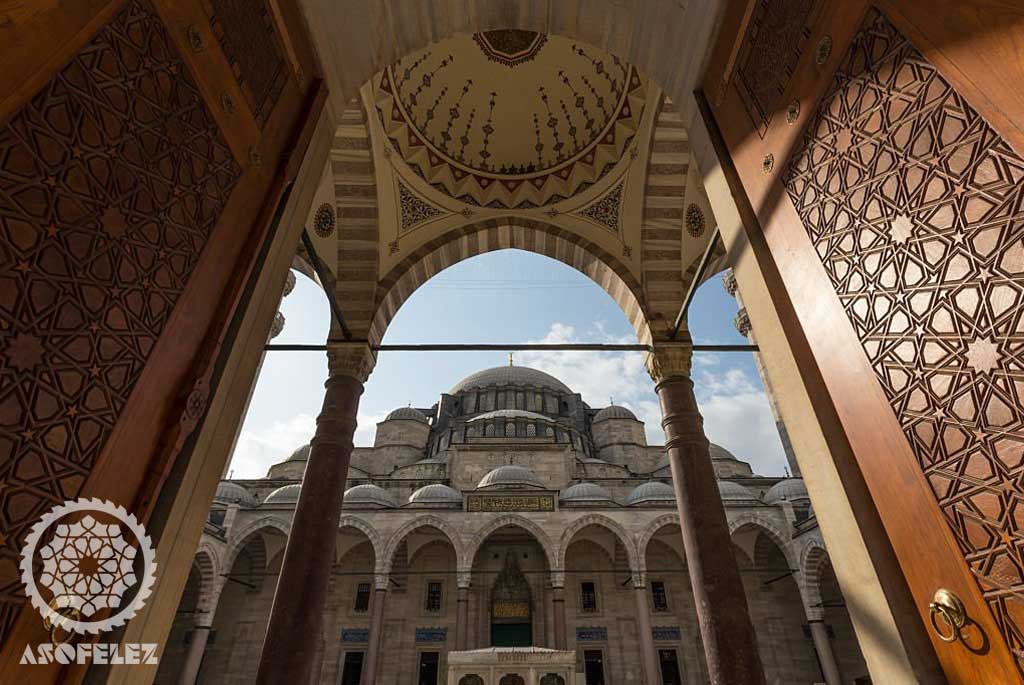 استفاده از درب مسجدی (درب سنتی) در فضاهای زیبایی‌شناسانه