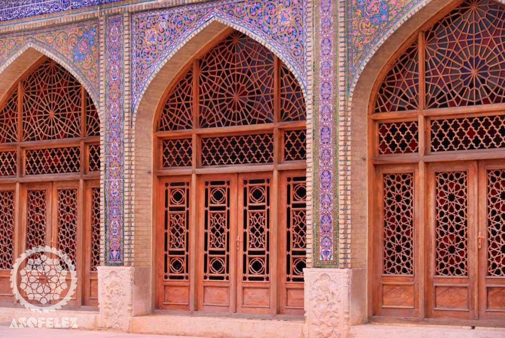 تأثیر تزئینات و نقوش در درب و پنجره‌های مسجدی