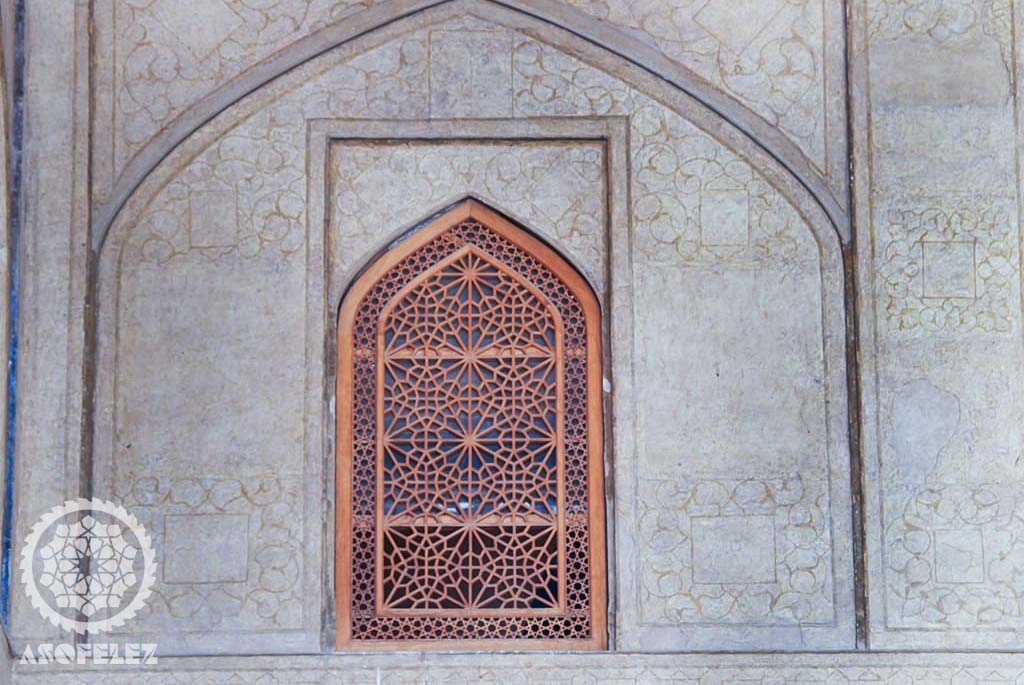 اهمیت تزئینات و نقوش در درون مسجد به‌عنوان محل عبادت