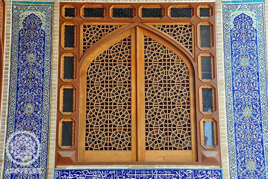 بررسی تأثیر نقوش و تزئینات بر ارتباط انسان با محیط اطراف